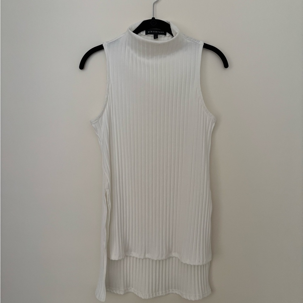 Gibsonlook White Sleeveless Mock Neck Ribbed Tunic